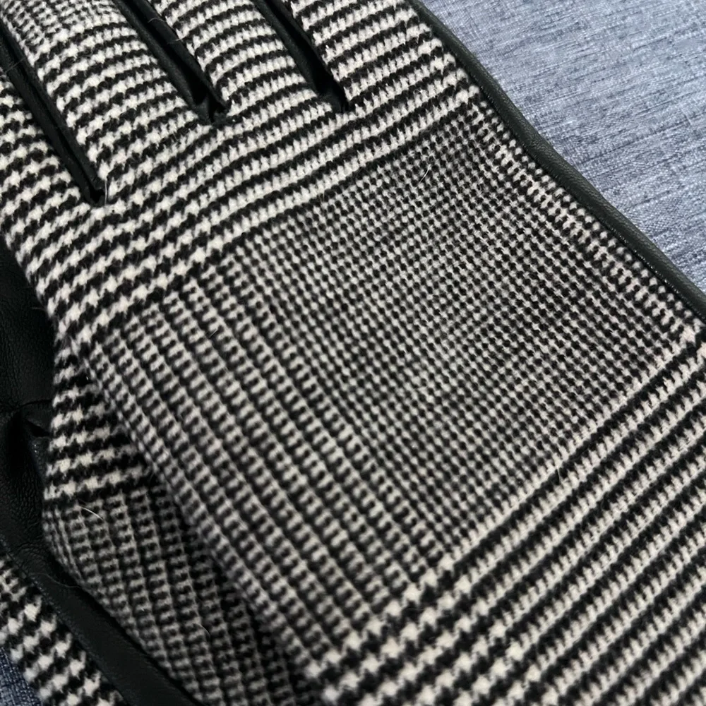 MIXIT Gloves Black and Cream/Gray Plaid Patterned NWOT Sz S/M